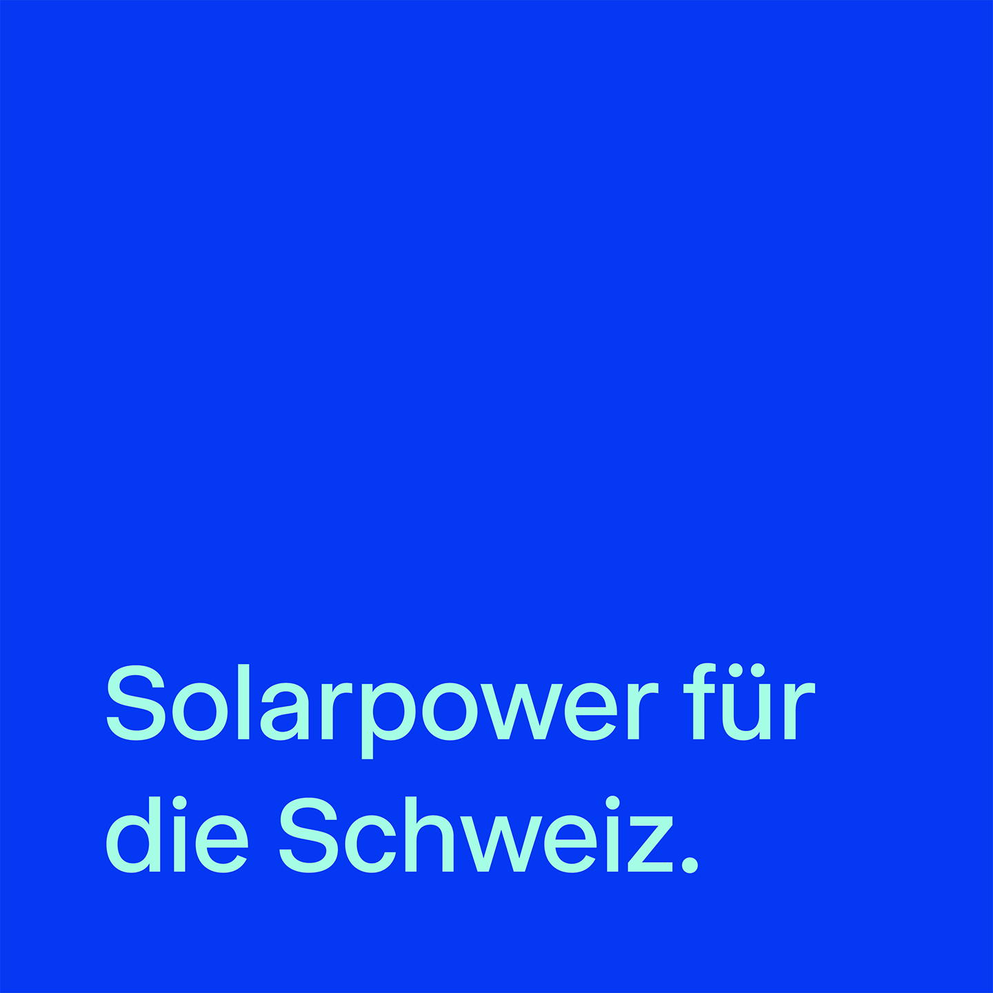 Der energy4swiss-Slogan «Solarpower für die Schweiz» in der neuen Markenfarbe: Türkis auf blauem Hintergrund