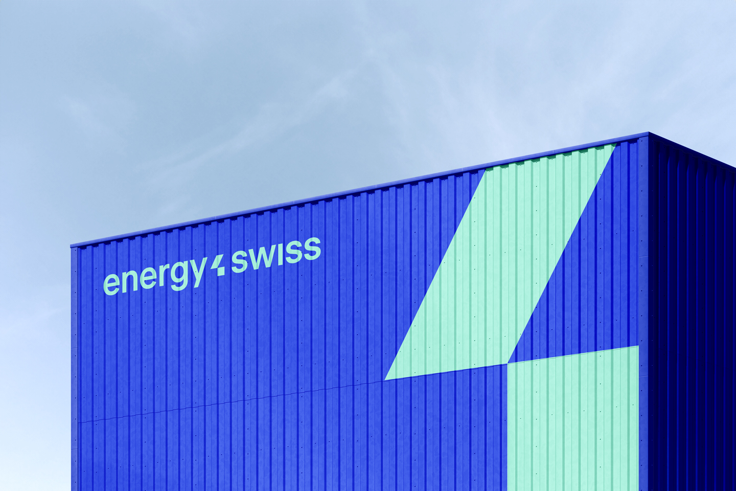 Das neue energy4swiss-Logo und eine übergrosse Version des Markenzeichens in Türkis auf einem blauen Container 