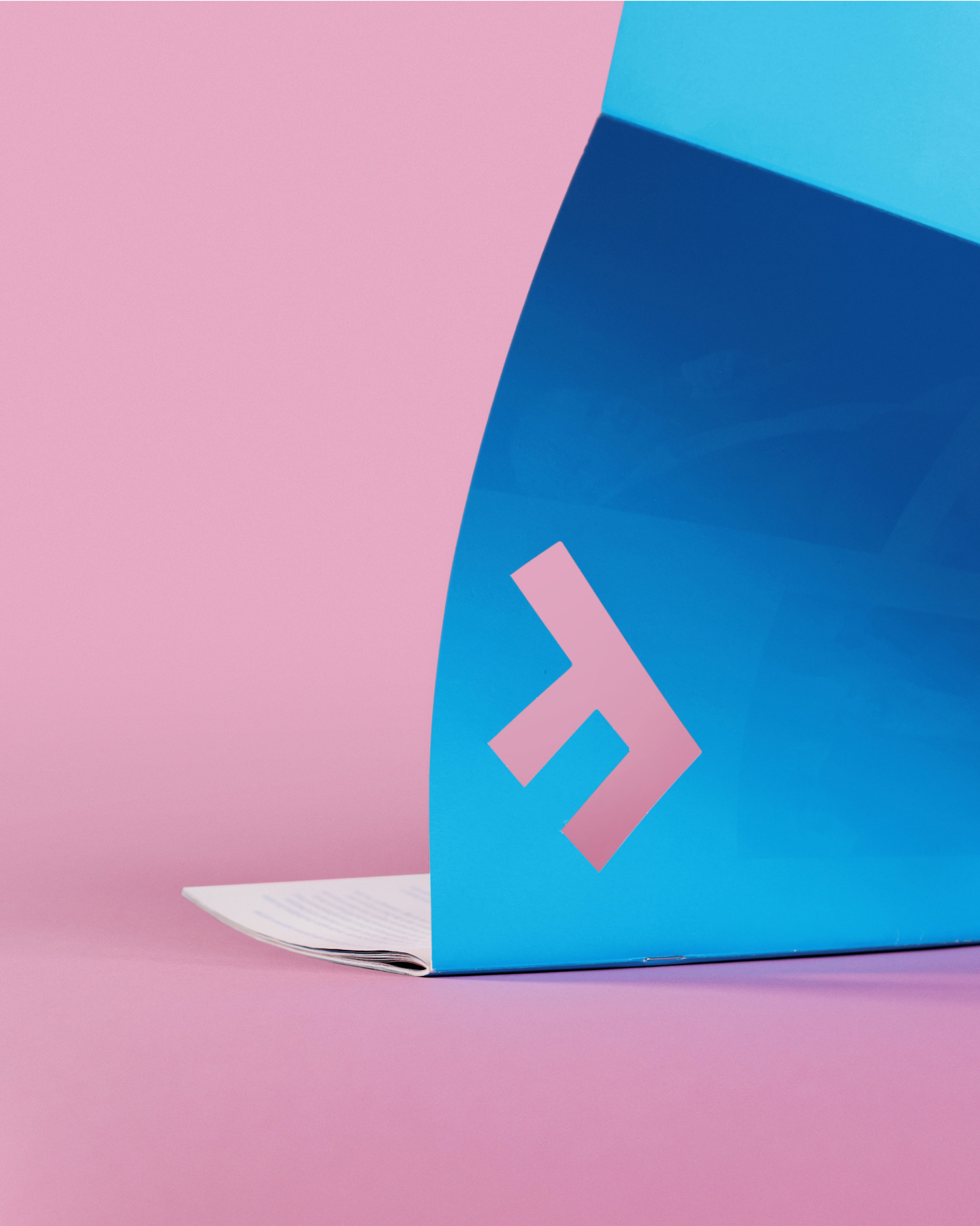 Das azurblaue Deckblatt des Geschäftsberichts mit dem ausgestanzten Logo der Flughafenregion Zürich, einem schräg auf den Kopf gestellten F.