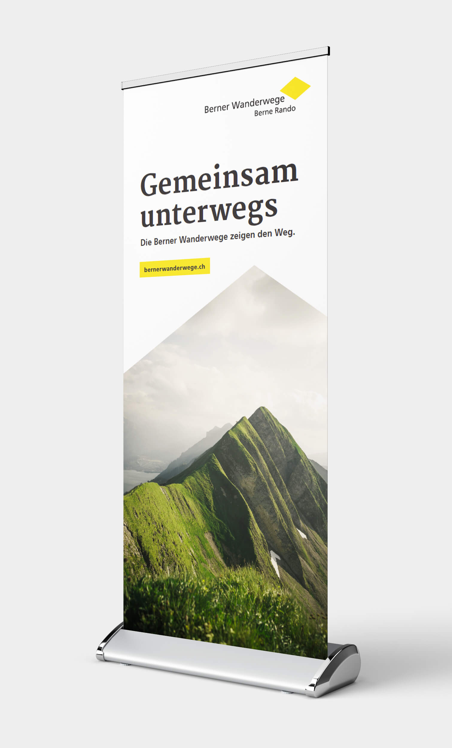 Ein Flyer wirbt für die Berner Wanderwege: «Gemeinsam unterwegs: Die Berner Wanderwege zeigen den Weg – bernerwanderwege.ch»