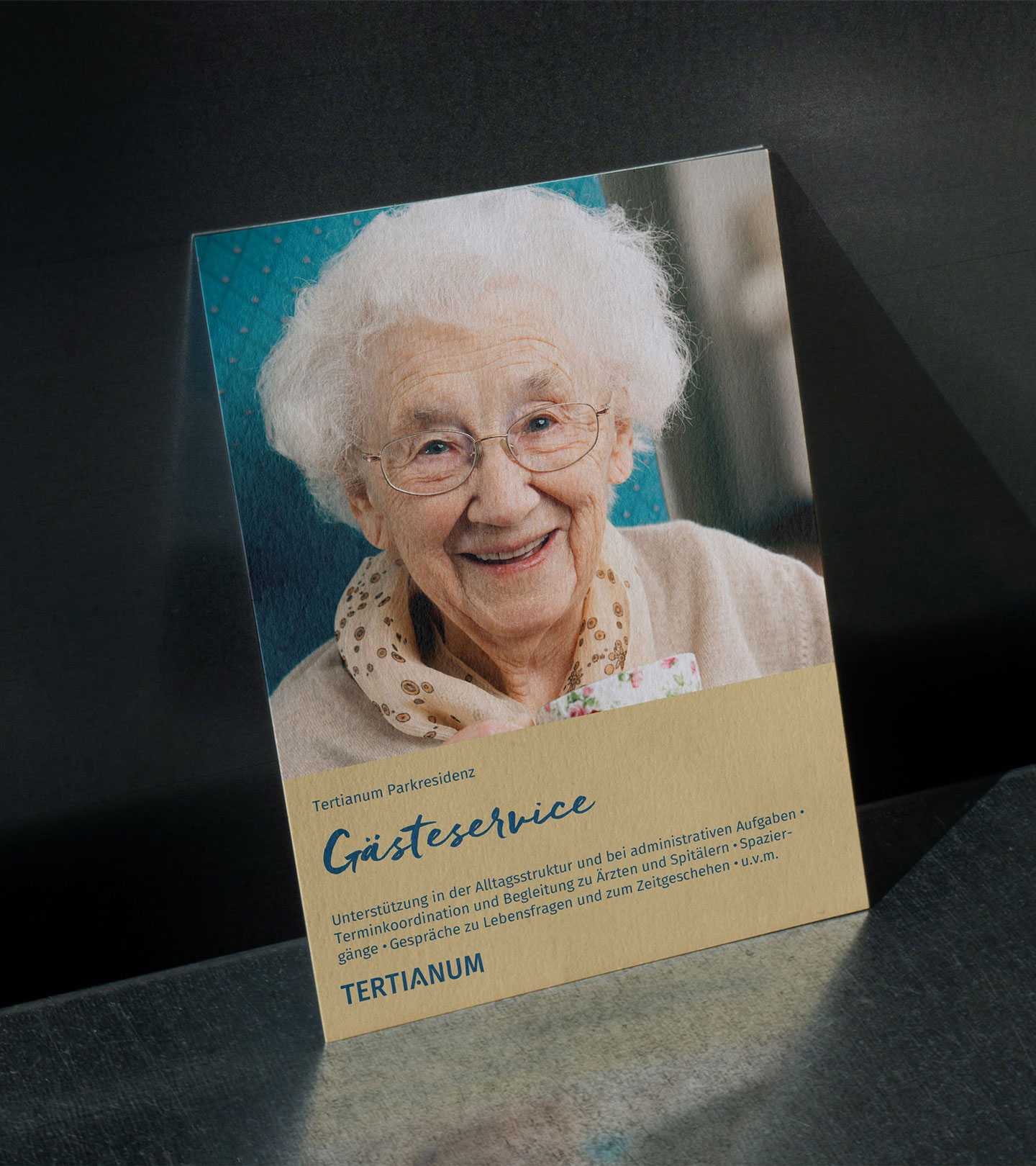 Der Informationsflyer zum Gästeservice der Tertianum Parkresidenz zeigt eine strahlende alte Frau.