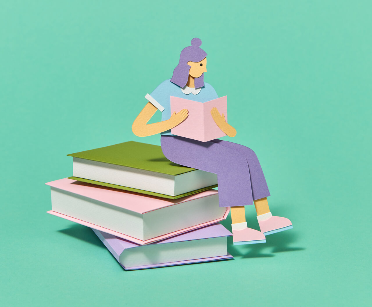 Ein Symbolbild im neuen Design von dedica, das auf bunten Farben und einem verspielten Papierlook basiert: Eine aus Papier gebastelte Frau sitzt lesend auf drei überdimensionalen Büchern.