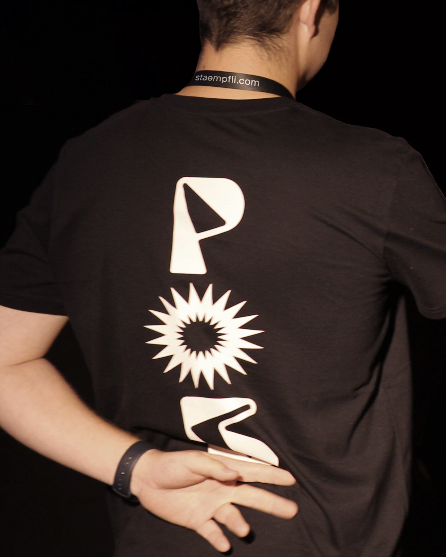 Das T-Shirt mit dem Prompt-Battle-Bern-Logo: POB mit sonnenförmigem O 