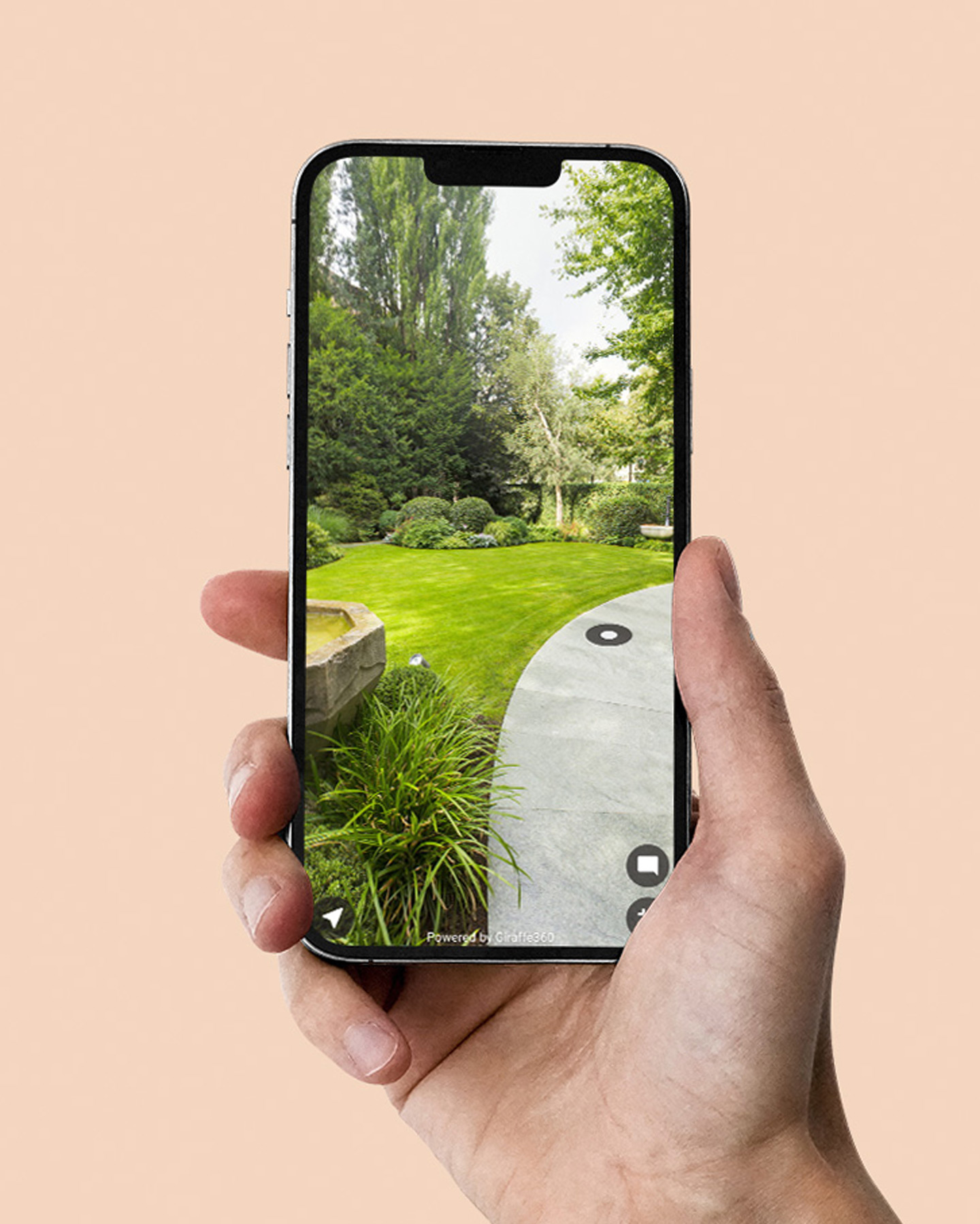 Ein Smartphone gibt Einblick in den virtuellen Rundgang durch den Garten einer Stadtvilla.