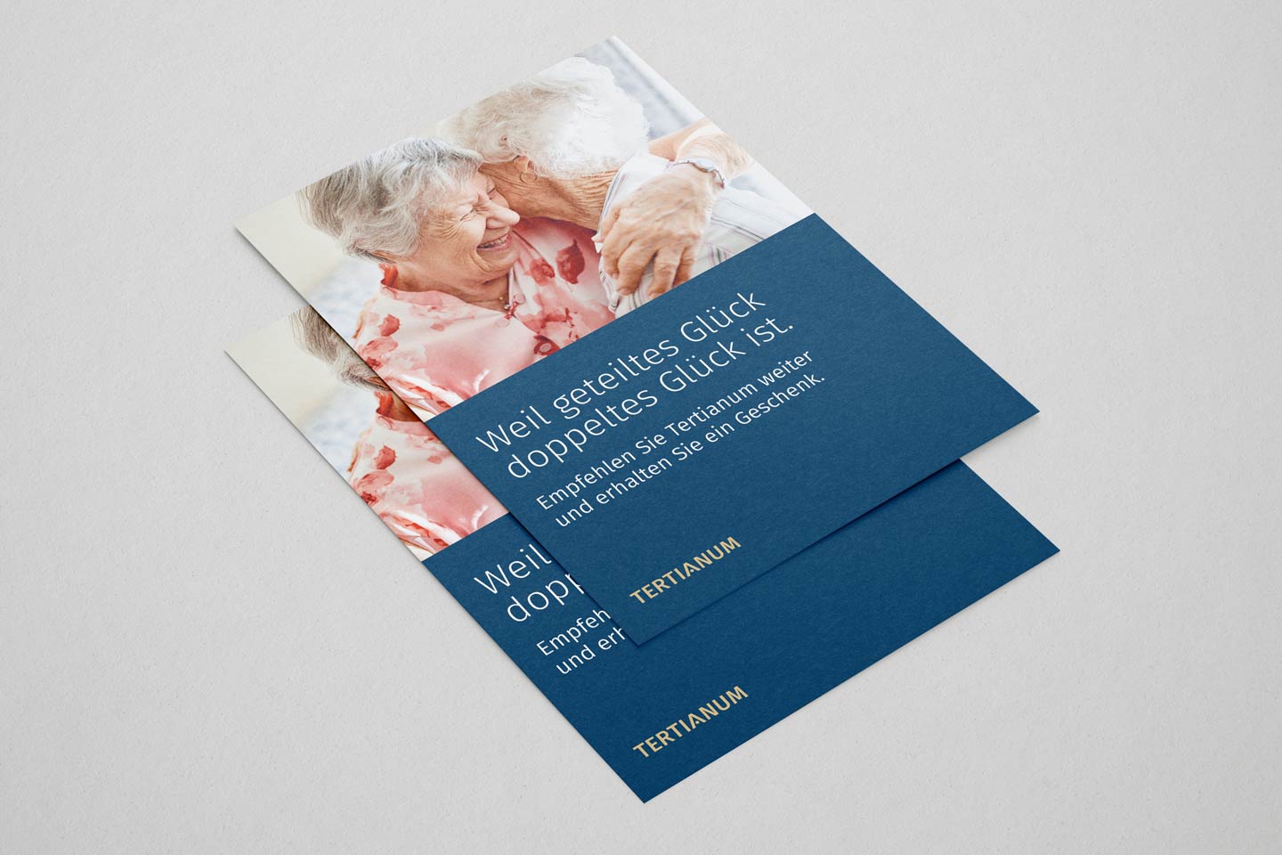 Mockups Design Ein Werbeflyer: «Weil geteiltes Glück doppeltes Glück ist. Empfehlen Sie Tertianum weiter und erhalten Sie ein Geschenk.»