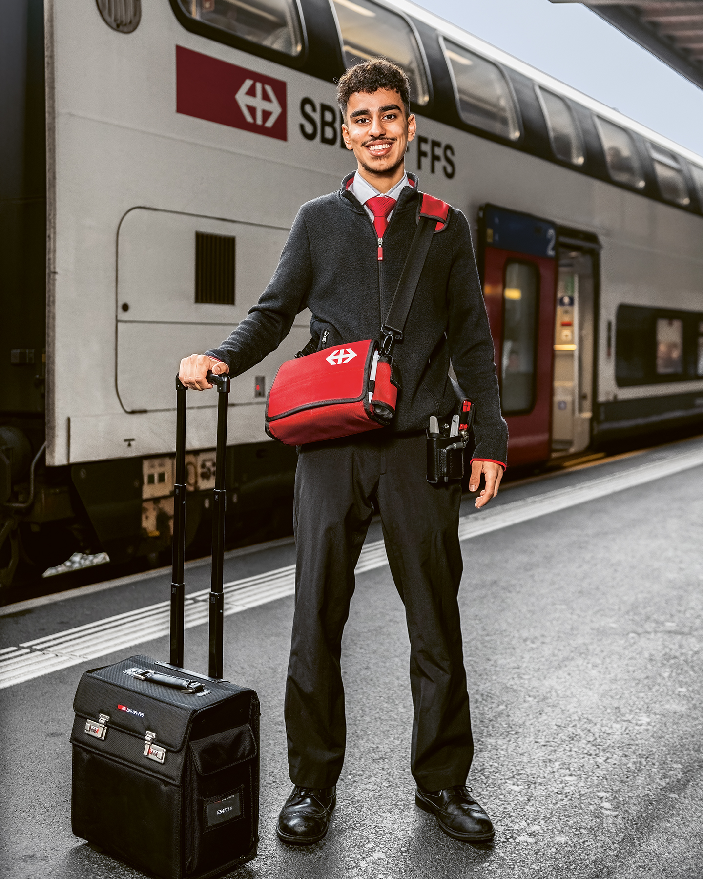 Aryas Baban, Detailhandelsfachmann EFZ oeffentlicher Verkehr, Kundenbegleitung bei login im 2. Lehrjahr am Bahnhof Lausanne fotografiert fuer den SBB Geschaeftsbericht 2024. Bild: Christine Strub, ©christinestrub