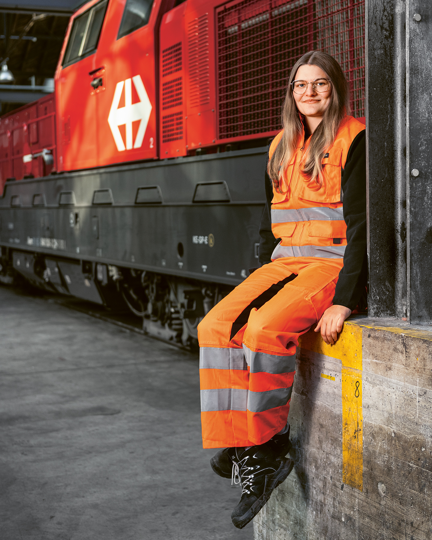 Lara Fodor, Logistikerin EFZ Verkehr bei login im 3. Lehrjahr in der Werkstaette der der SBB in Altstetten, fotografiert fuer den SBB Geschaeftsbericht 2024. Bild: Christine Strub, ©christinestrub.ch