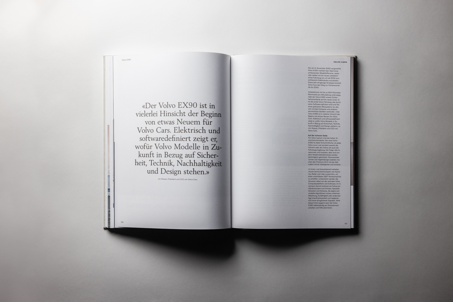 Ausschnitt aus dem Volvo-Buch: «Der Volvo EX90 ist in vielerlei Hinsicht der Beginn von etwas Neuem für Volvo Cars. Elektrisch und softwaredefiniert zeigt er, wofür Volvo-Modelle in Zukunft in Bezug auf Sicherheit, Technik, Nachhaltigkeit und Design stehen.»