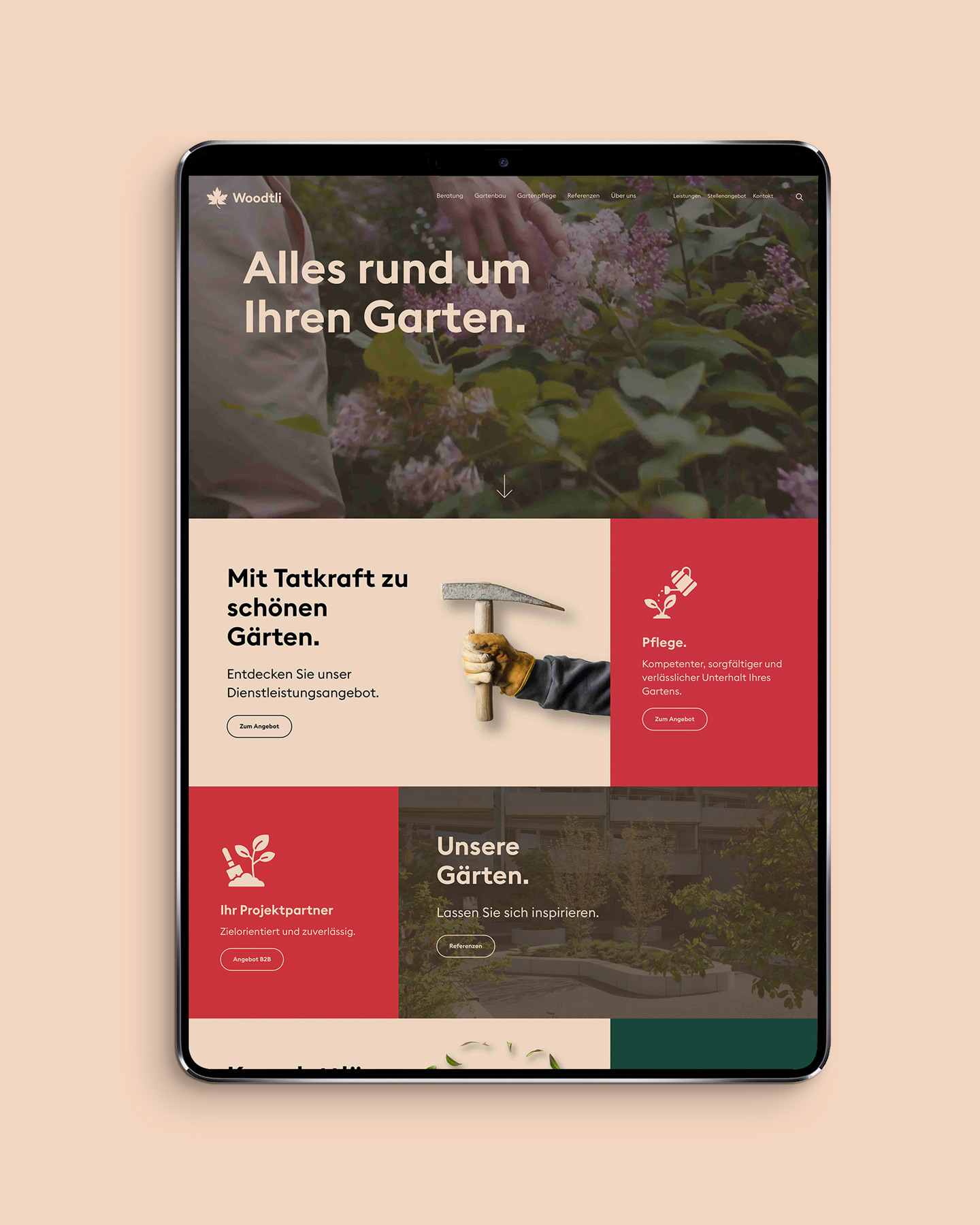 Ein Tablet zeigt die Einstiegsseite der neuen Woodtli-Website.