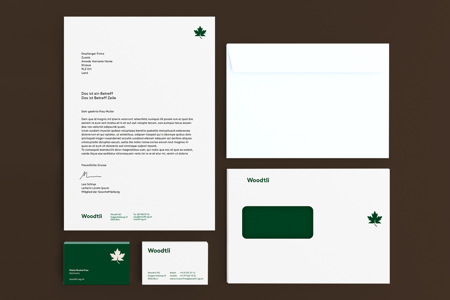 Mockups Design Beispiele für das neue Corporate Design von Woodtli: Briefkopf, Couvert und Visitenkarte