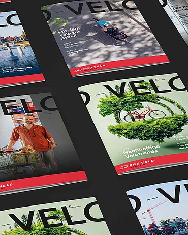 Mehrere deutsche und französische Ausgaben des Pro-Velo-Magazins liegen ausgebreitet nebeneinander.