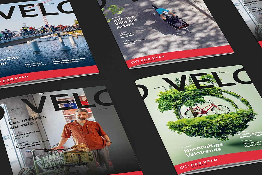 Mehrere deutsche und französische Ausgaben des Pro-Velo-Magazins liegen ausgebreitet nebeneinander.