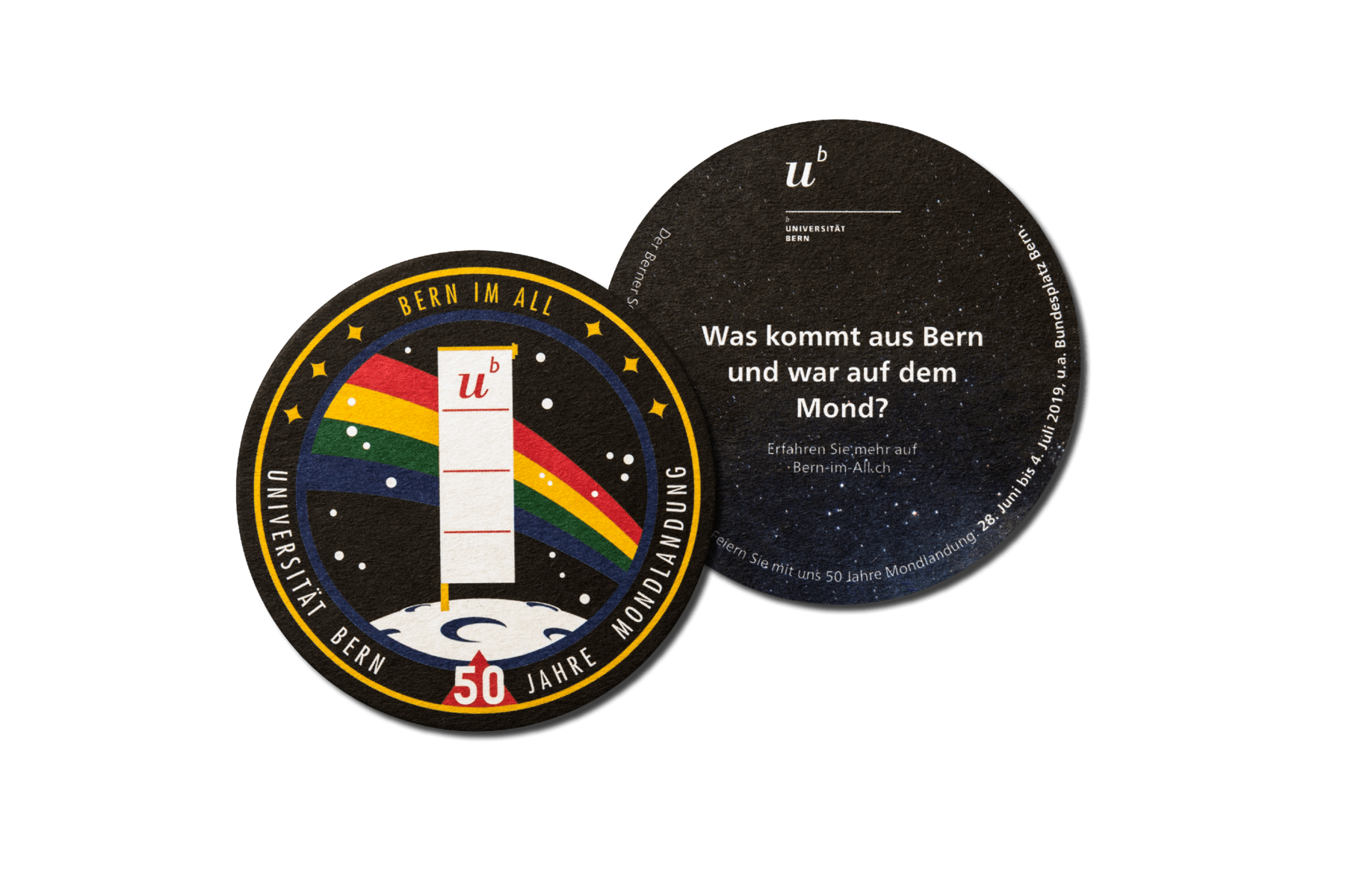 Der schwarze Jubiläumsbierdeckel: Die Vorderseite zeigt das Jubiläumslogo mit dem Sonnenwindsegel der Uni Bern auf dem Mond umkreist vom Text «Bern im All, Universität Bern, 50 Jahre Mondlandung». Die Rückseite stellt die Frage «Was kommt aus Bern und war auf dem Mond?».