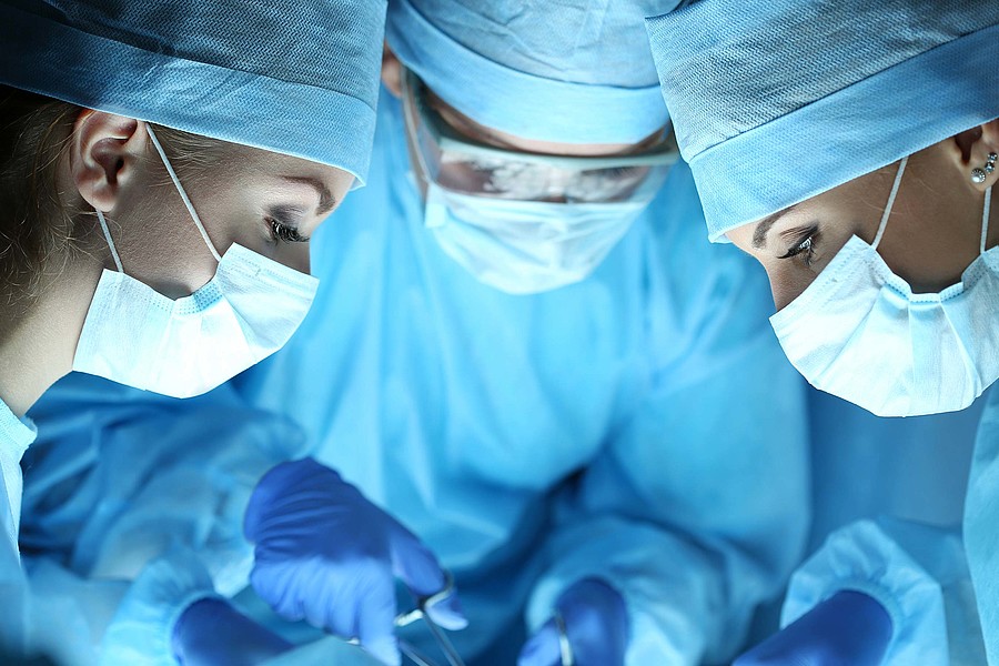 Drei Chirurginnen bei der Arbeit