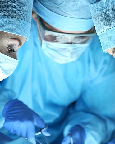 Drei Chirurginnen bei der Arbeit