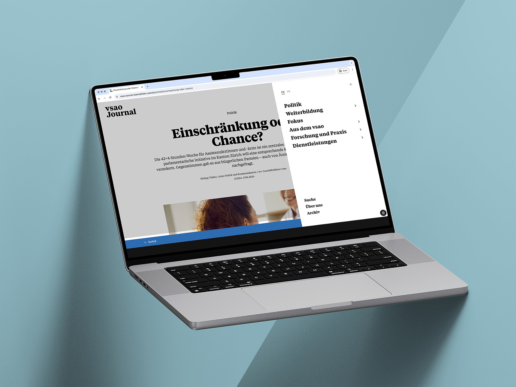 Der Laptop zeigt einen Artikel mit dem Titel «Einschränkung oder Chance?» im neuen VSAO-Webmagazin.