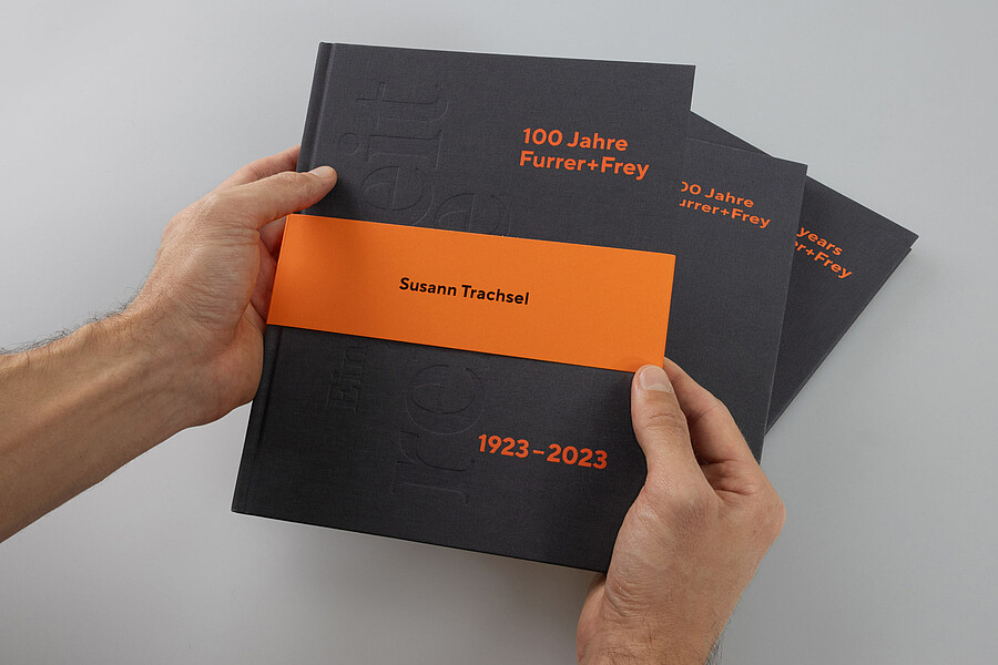 Ein Exemplar des Buches «100 Jahre Furrer+Frey»