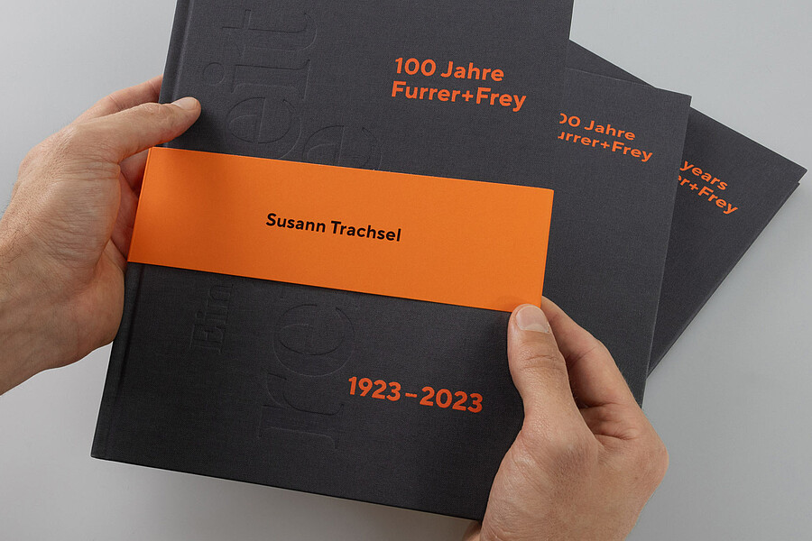 Ein Exemplar des Buches «100 Jahre Furrer+Frey»