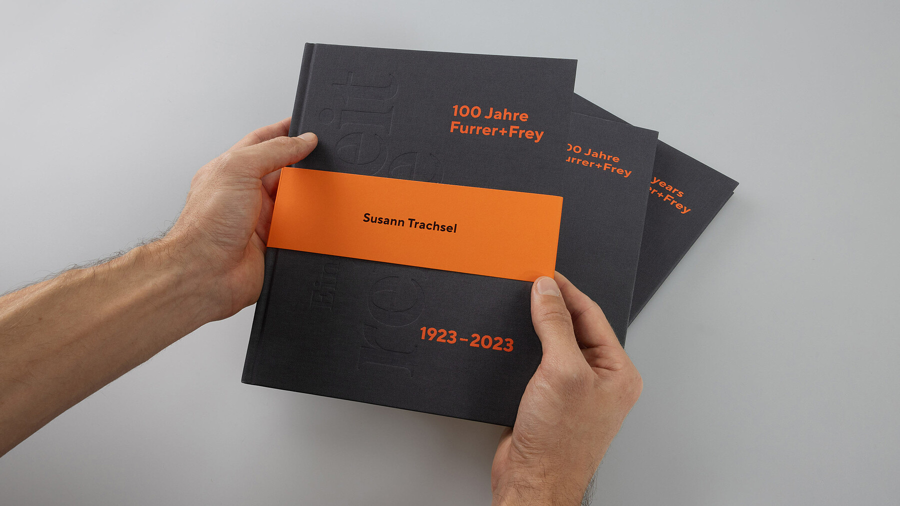 Ein Exemplar des Buches «100 Jahre Furrer+Frey»