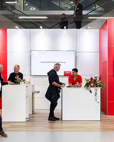 Der Messestand der Mobiliar: An drei Stehtischen finden Beratungen statt, am vierten kann man sich ans Quiz wagen. 