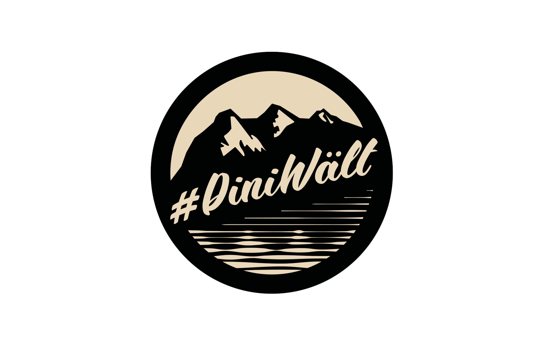 Das kreisförmige Label #DiniWält: Die helle Schrift zieht sich über ein dunkel gezeichnetes Bergpanorama mit See.