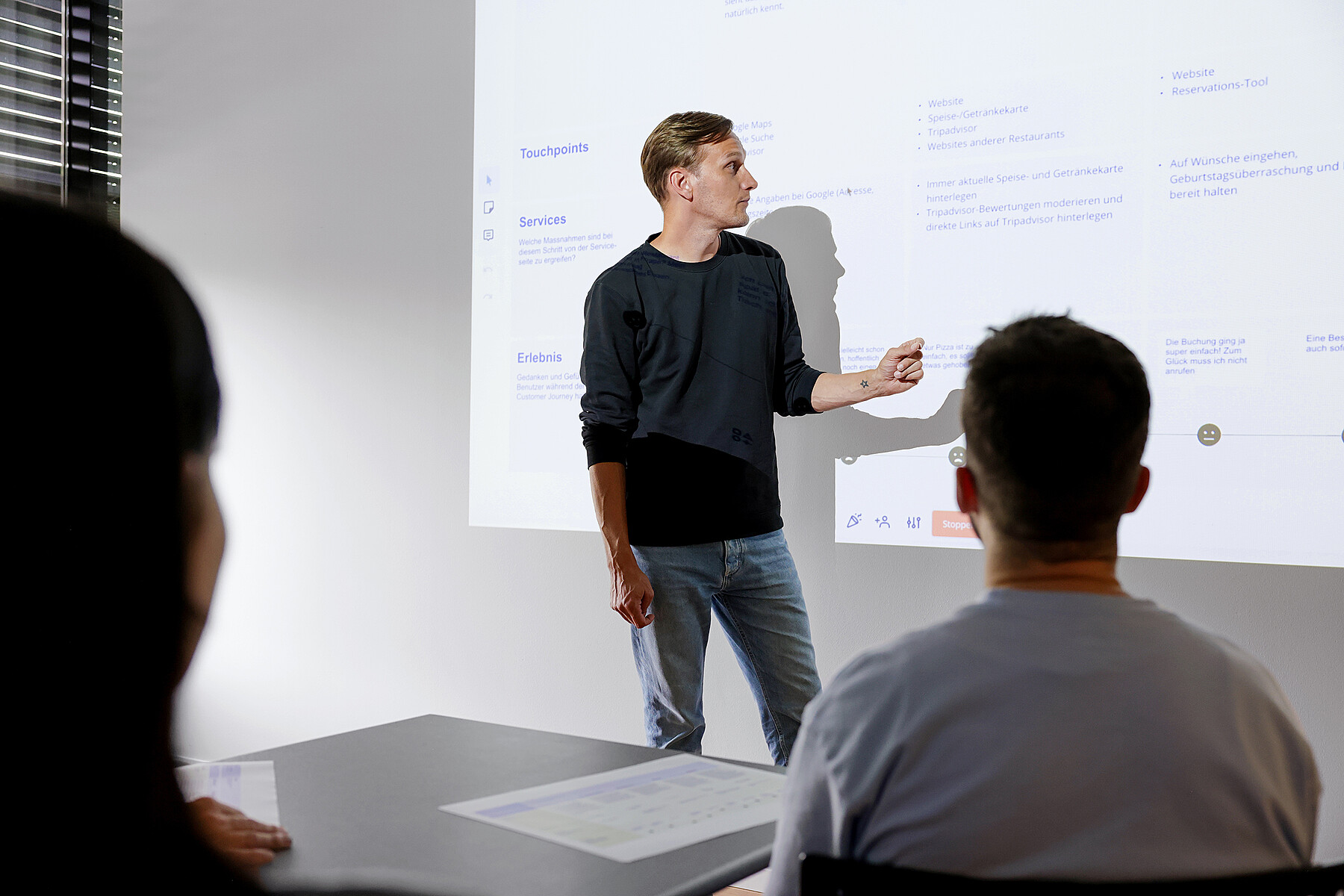 Ein Mitarbeiter präsentiert die Ergebnisse einer User Research.