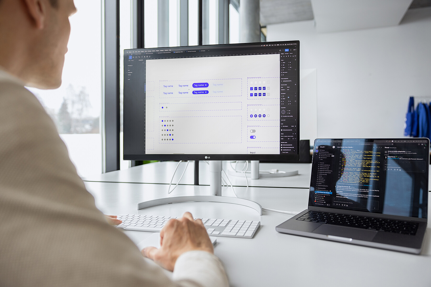Ein Mitarbeiter bei der Arbeit am Computer
