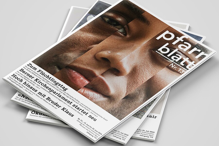 Drei Ausgaben des neuen «pfarrblatts»; zuoberst die Nr. 13. Deren Cover zeigt vier nebeneinandergestellte Ausschnitte von vier Gesichtern verschiedener Hautfarbe. Die Überschriften lauten: «Zum Flüchtlingstag», «Berner Kirchenparlament startet neu» und «Hoch hinaus mit Bruder Klaus».