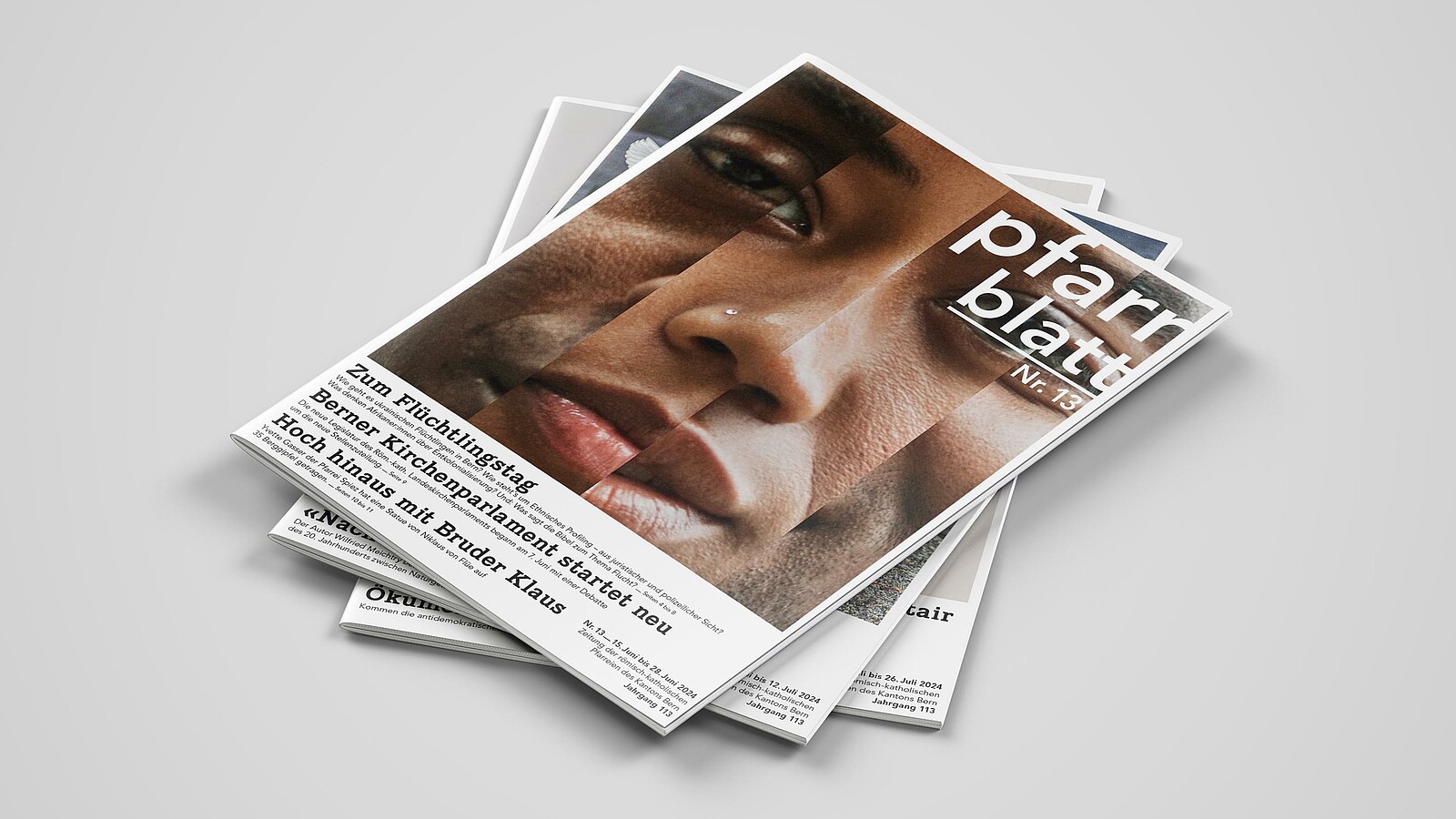 Drei Ausgaben des neuen «pfarrblatts»; zuoberst die Nr. 13. Deren Cover zeigt vier nebeneinandergestellte Ausschnitte von vier Gesichtern verschiedener Hautfarbe. Die Überschriften lauten: «Zum Flüchtlingstag», «Berner Kirchenparlament startet neu» und «Hoch hinaus mit Bruder Klaus».