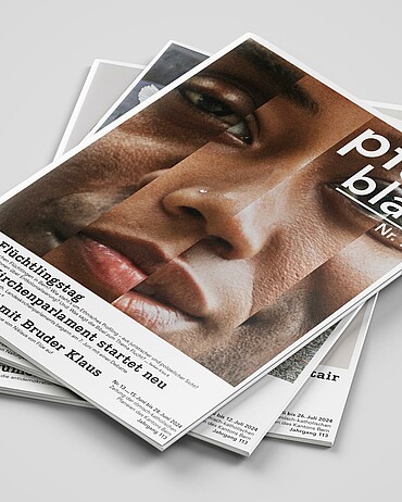 Drei Ausgaben des neuen «pfarrblatts»; zuoberst die Nr. 13. Deren Cover zeigt vier nebeneinandergestellte Ausschnitte von vier Gesichtern verschiedener Hautfarbe. Die Überschriften lauten: «Zum Flüchtlingstag», «Berner Kirchenparlament startet neu» und «Hoch hinaus mit Bruder Klaus».