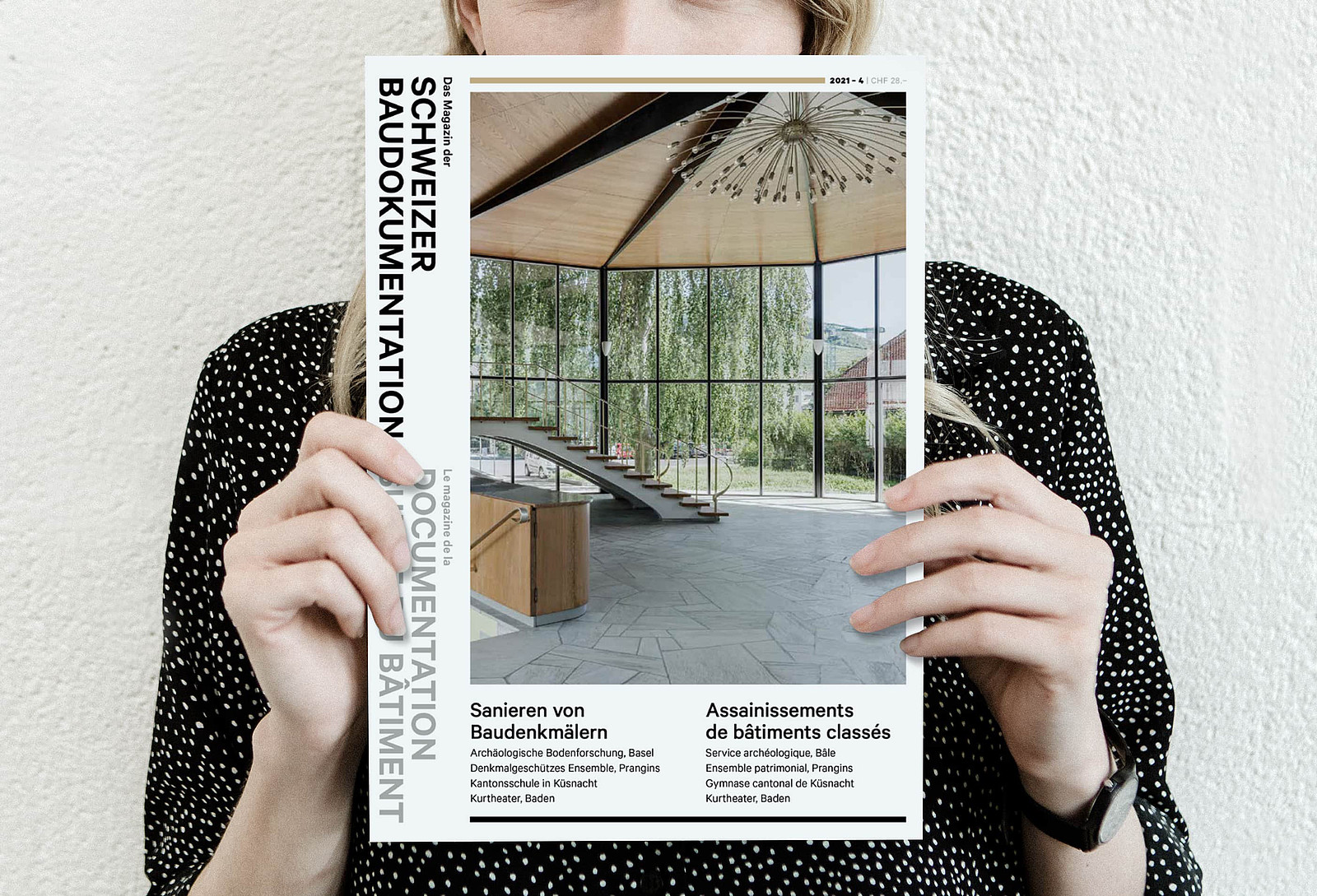 Eine Ausgabe des «Magazins der Schweizer Baudokumentation» zum Thema «Sanieren von Baudenkmälern» neben einer folierten Ausgabe zum Thema «Kliniken und Spitäler»