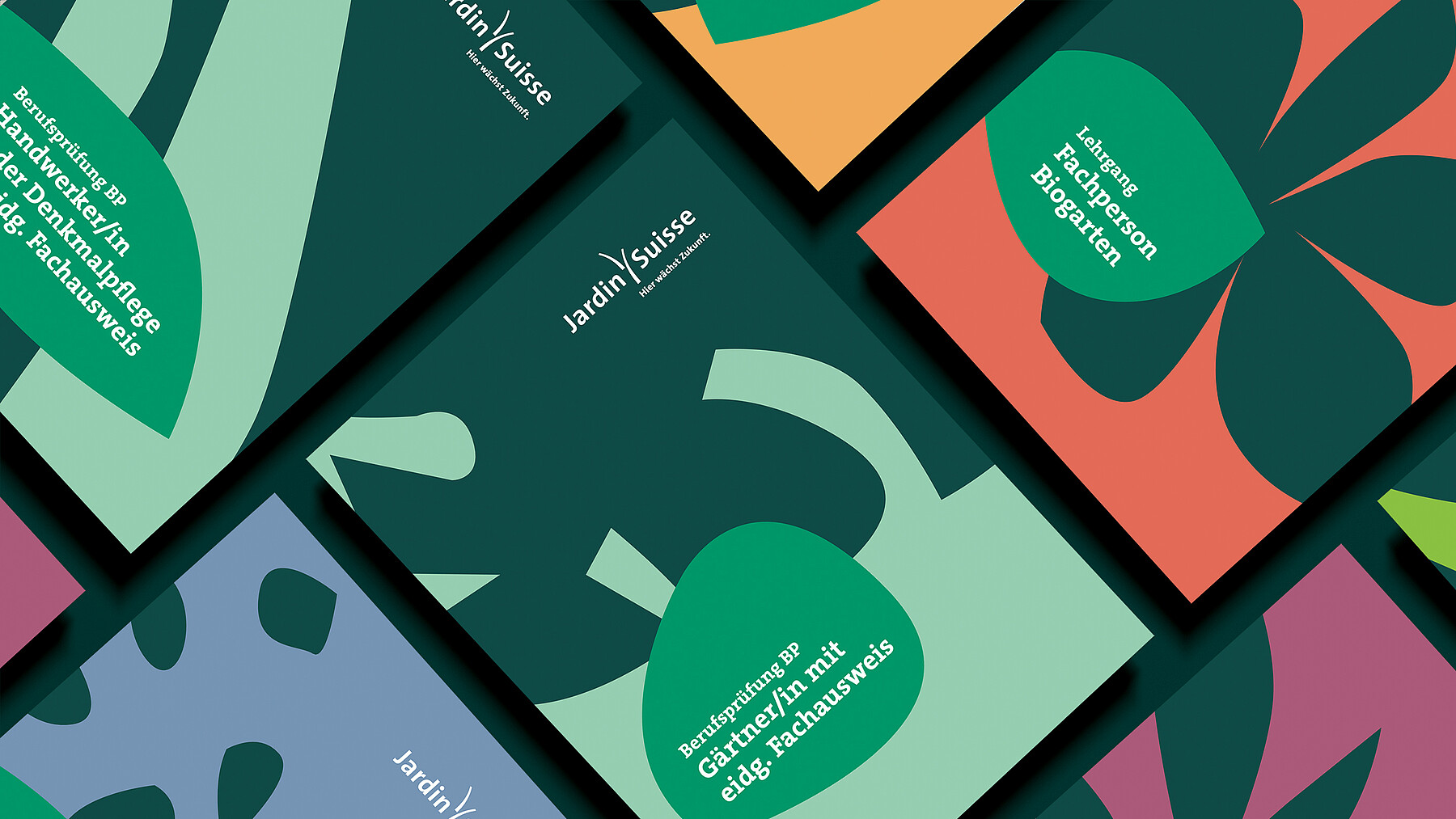 Verschiedene Prospekte zu den einzelnen Bildungsangeboten der Branche, wie «Fachperson Biogarten» oder «Gärtner/in mit eidg. Fachausweis»