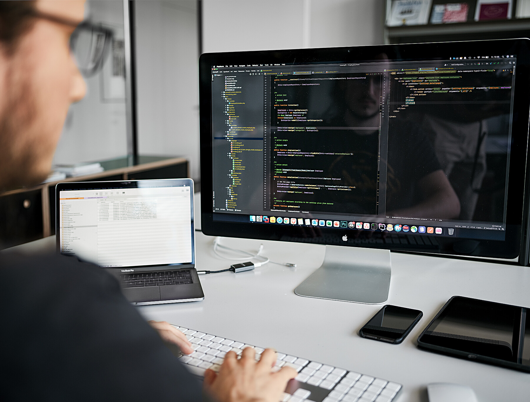 Ein Mitarbeiter bei der Arbeit am Computer
