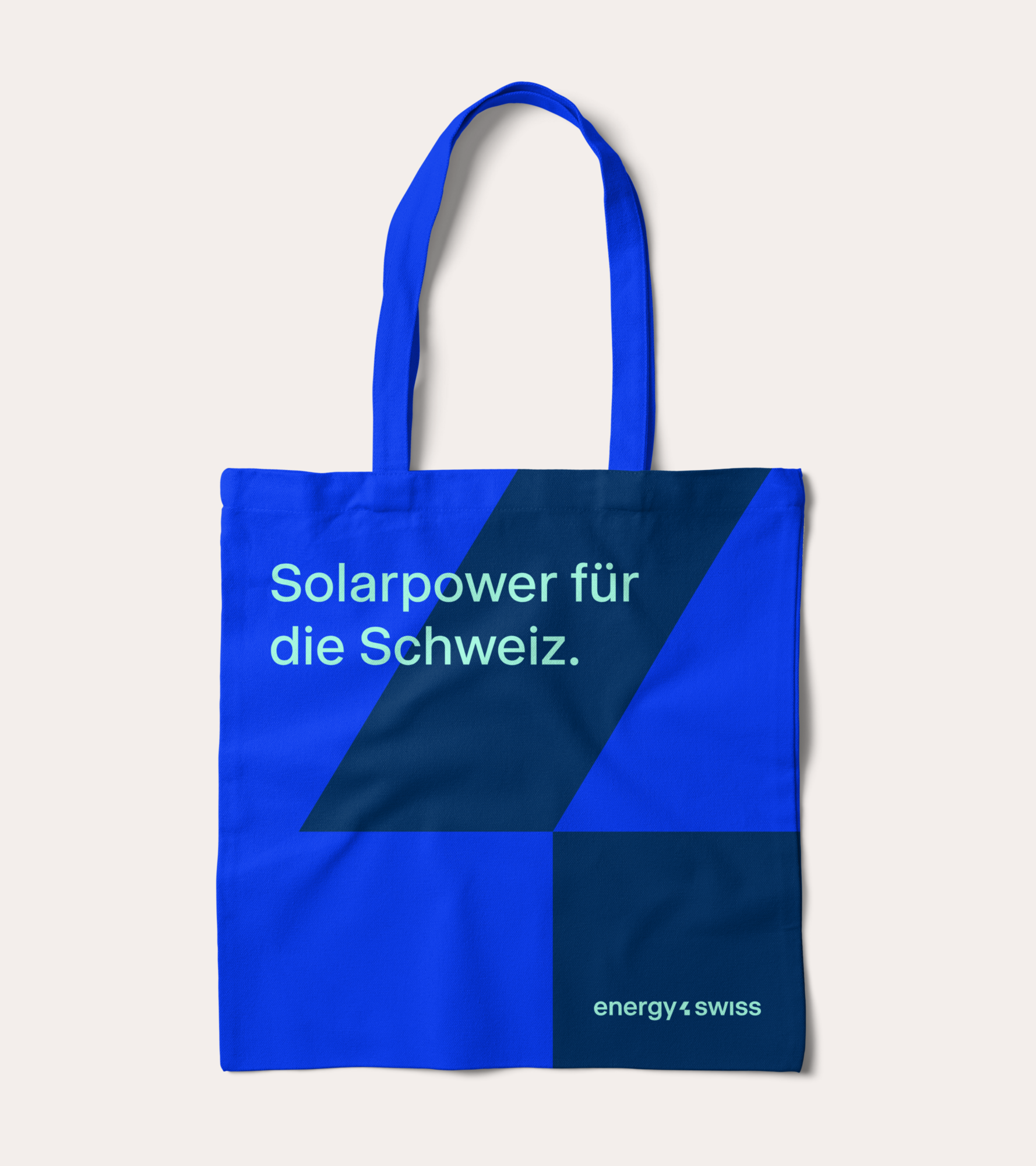 Eine energy4swiss-Stofftasche in Blau-Anthrazit-Türkis