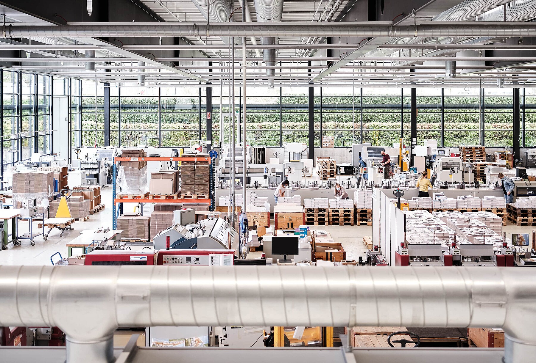 Ein Blick in die Produktionshalle von Stämpfli Kommunikation