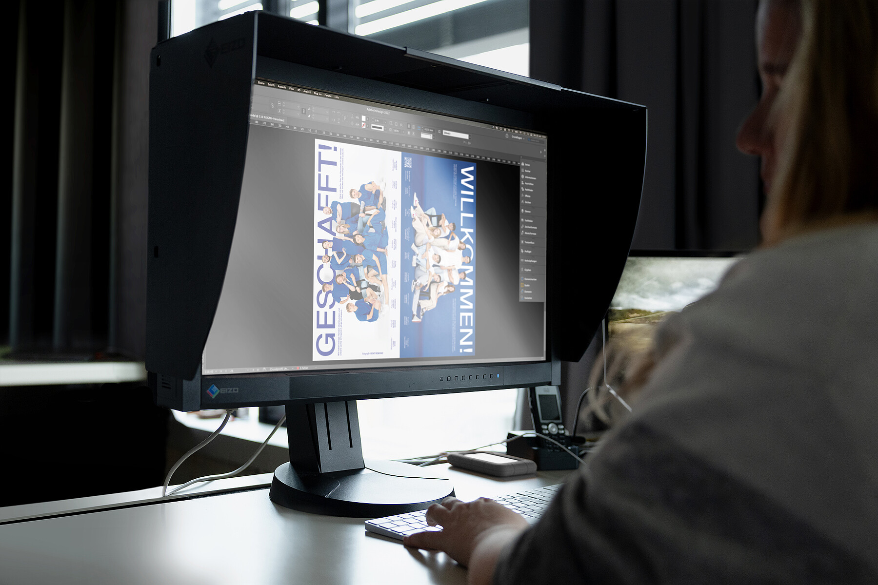 Eine Mitarbeiterin bearbeitet ein Layout am Computer.