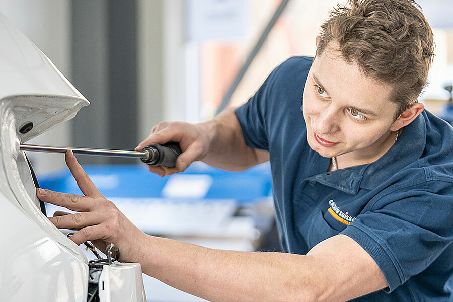 Ein Fahrzeugbauer bei der Arbeit