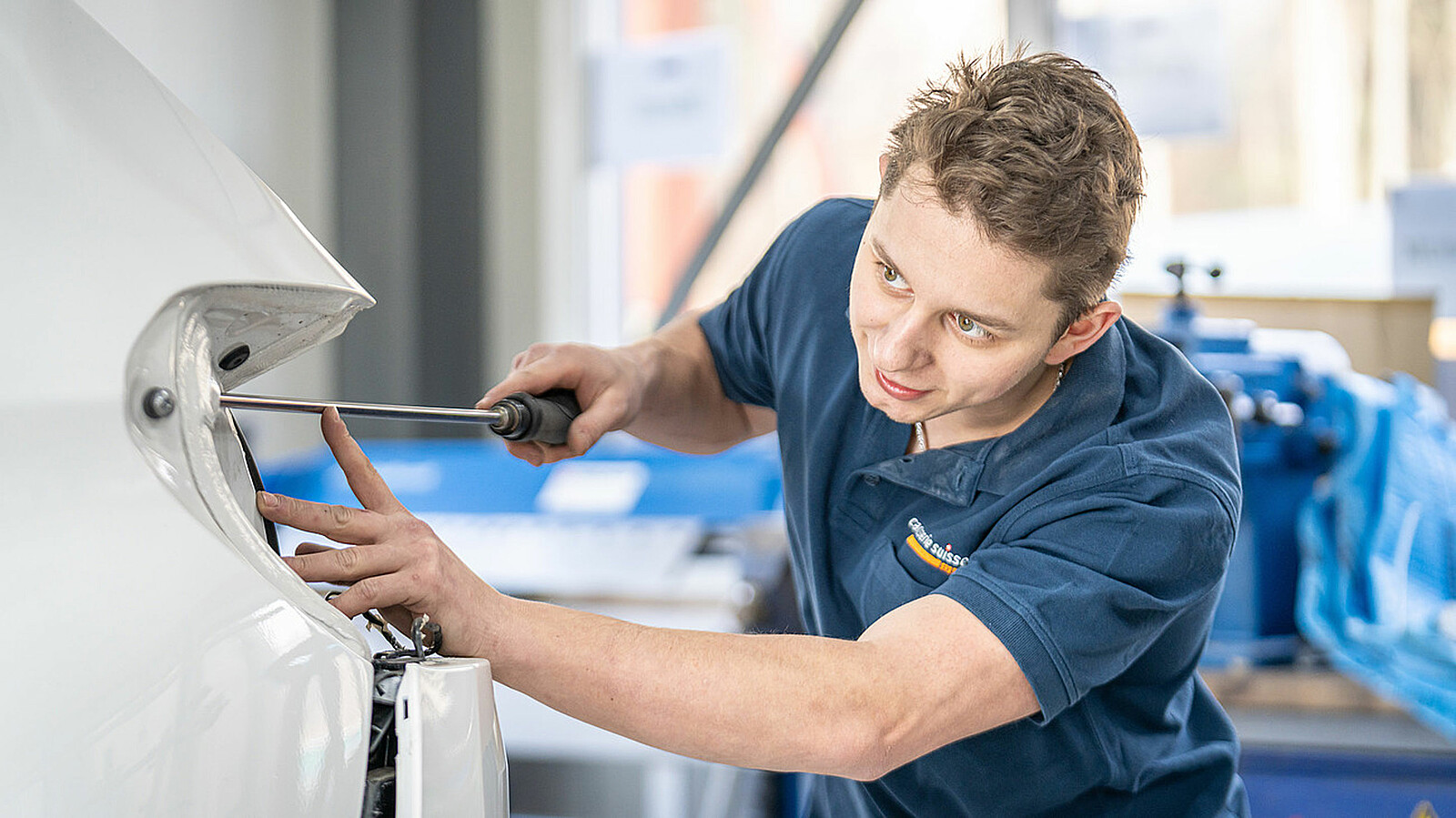 Ein Fahrzeugbauer bei der Arbeit