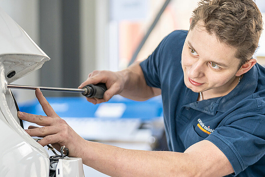 Ein Fahrzeugbauer bei der Arbeit