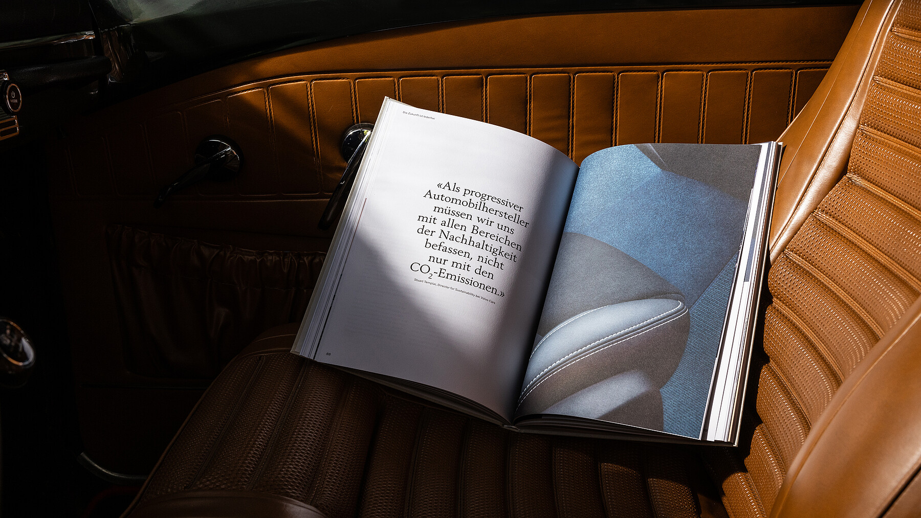 Das Volvo-Buch liegt aufgeschlagen auf dem Ledersitz eines Volvos: «Als progressiver Automobilhersteller müssen wir uns mit allen Bereichen der Nachhaltigkeit befassen, nicht nur mit den CO2-Emissionen.»