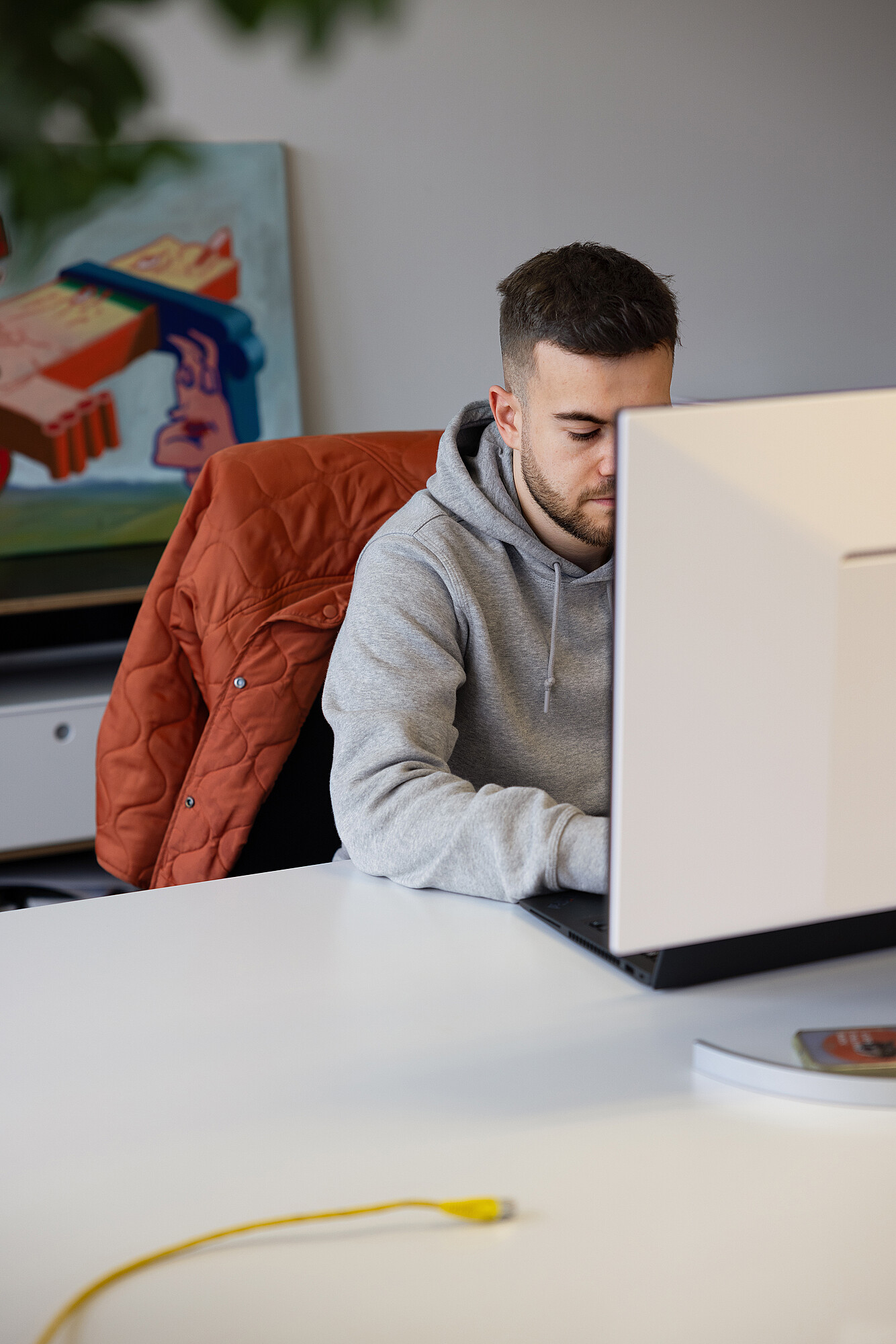 Un collaborateur devant son écran