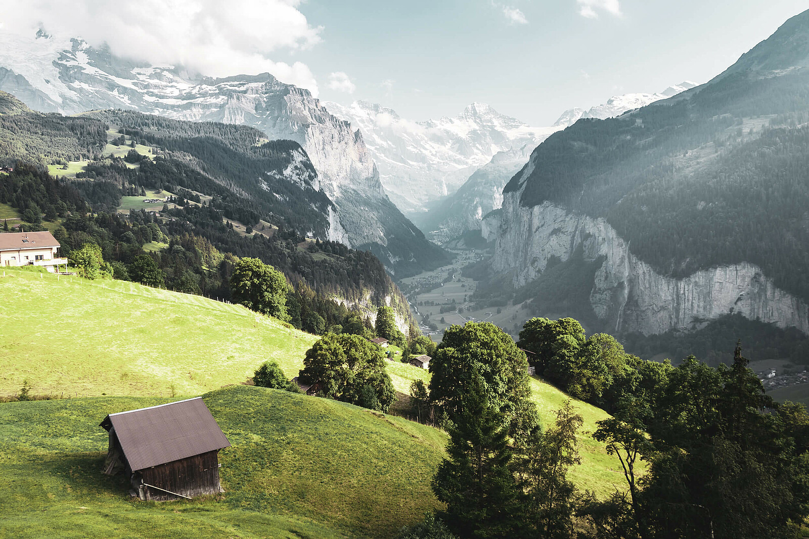 Eine idyllische Berglandschaft bei Sonnenschein