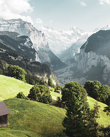 Eine idyllische Berglandschaft bei Sonnenschein
