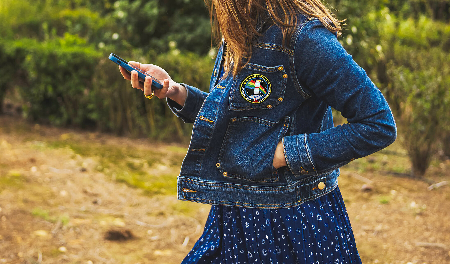 Eine Jeansjacke mit dem Jubiläumslogo als Aufnäh-Badge