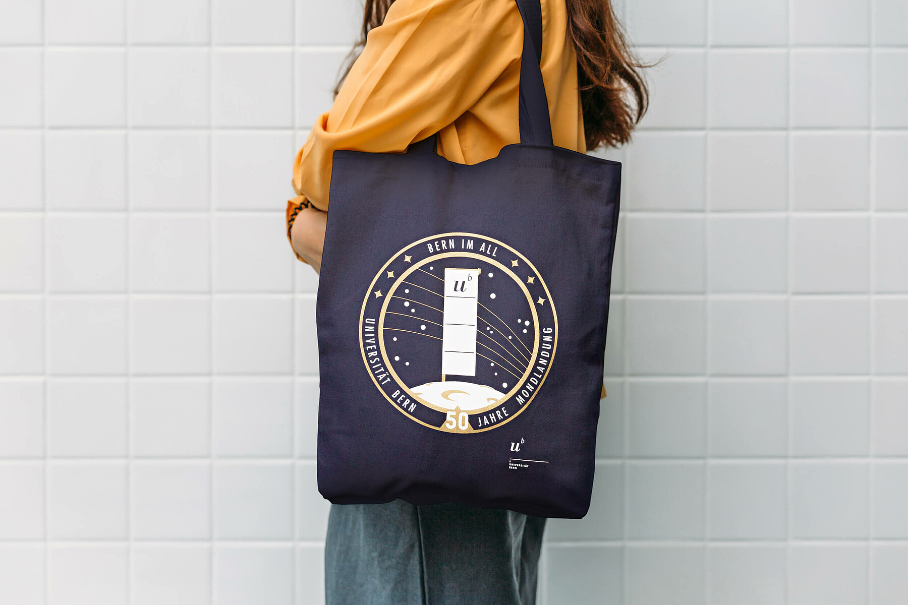 Eine dunkelblaue Stofftragtasche mit dem Jubiläumslogo im Grossformat
