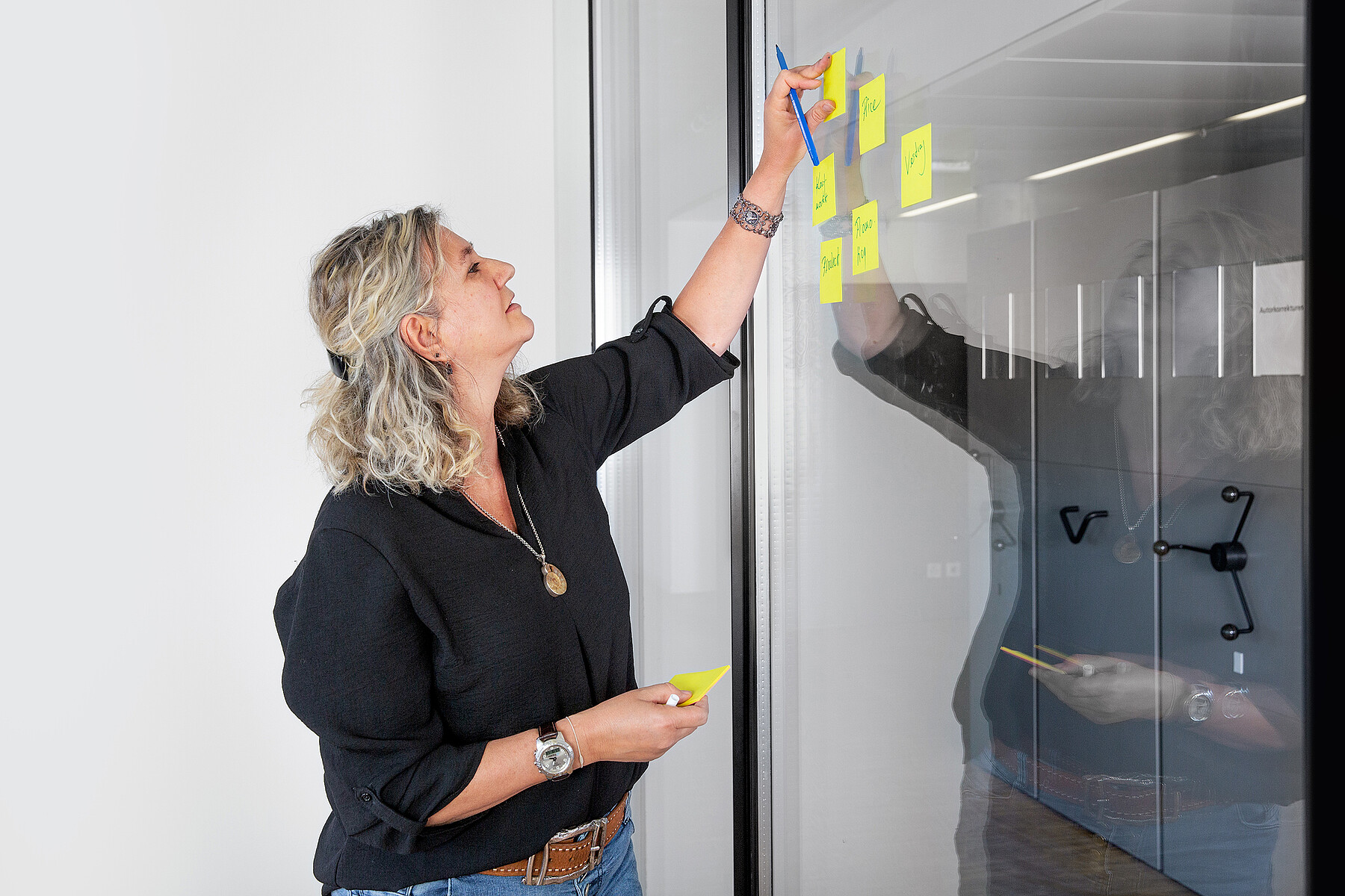 Une collaboratrice en plein brainstorming