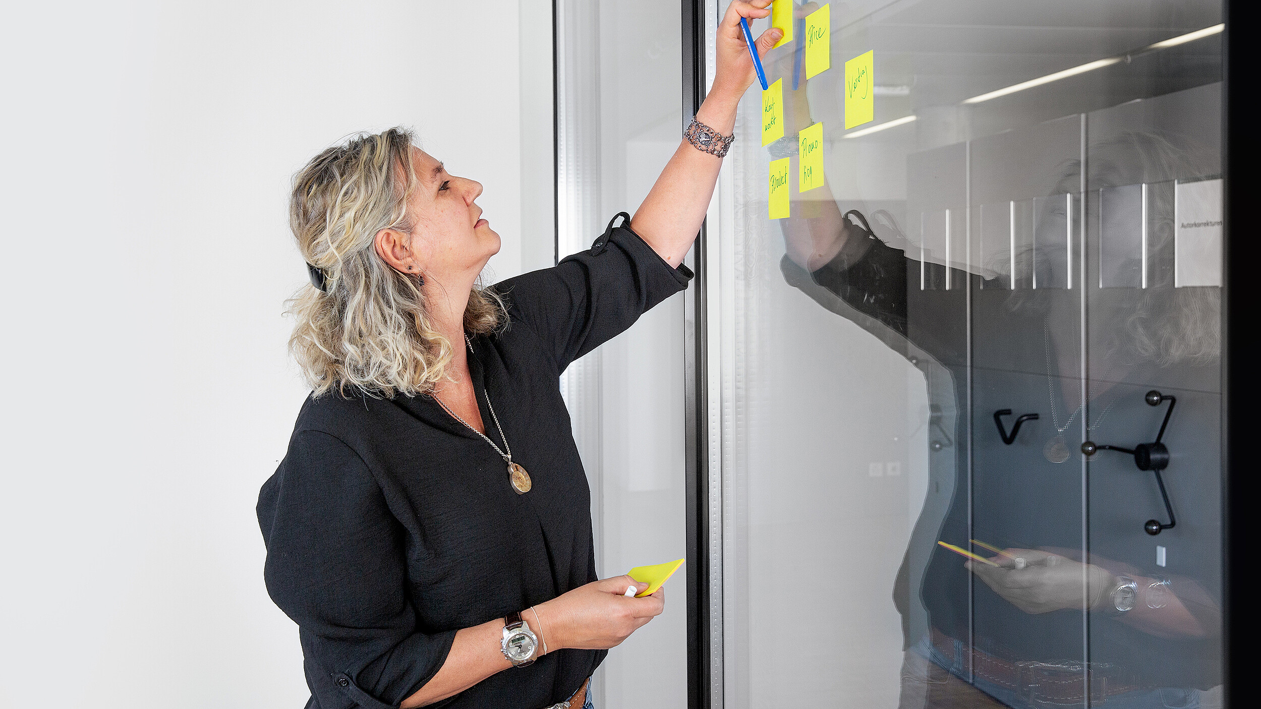 Eine Mitarbeiterin beim Brainstorming