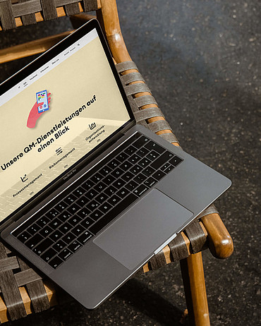 Ein Laptop gewährt Einblick in die neue Website von dedica.
