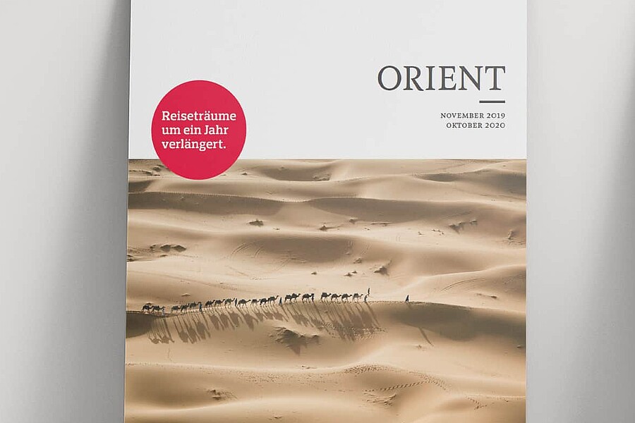 Das Titelbild des Kuoni-Katalogs für Reisen in den Orient zeigt eine Wüstenkarawane aus der Vogelperspektive, dasjenige des Katalogs für Asien zeigt die Rückansicht von drei barfüssigen Einheimischen mit traditionellem Gewand und asiatischen Sonnenschirmen.