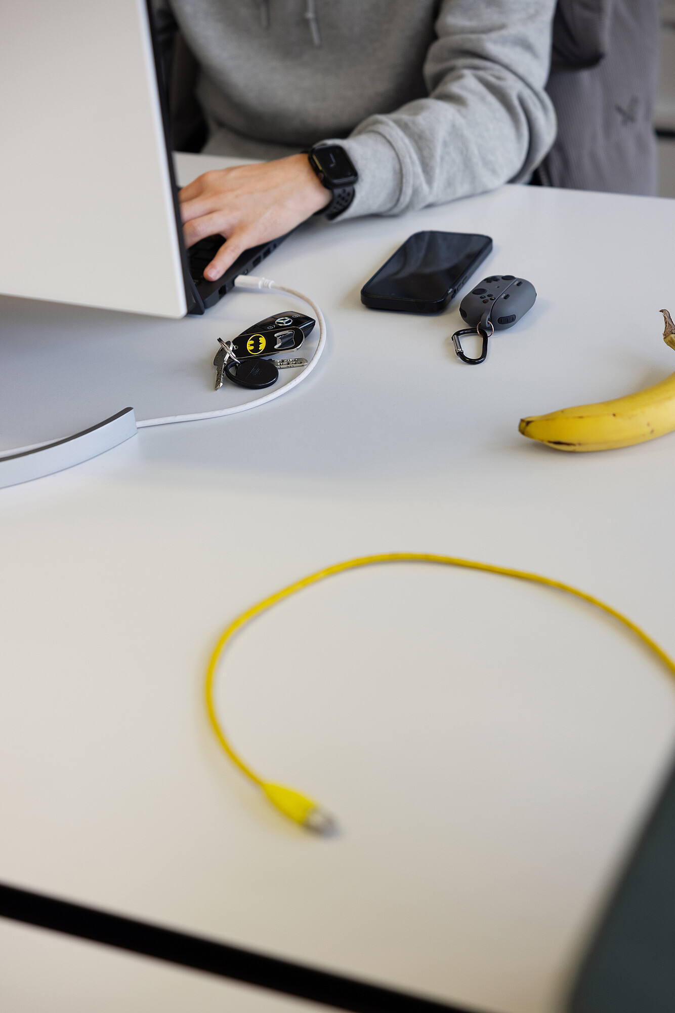 Impression d’un poste de travail mettant en scène les couleurs jaune et noir